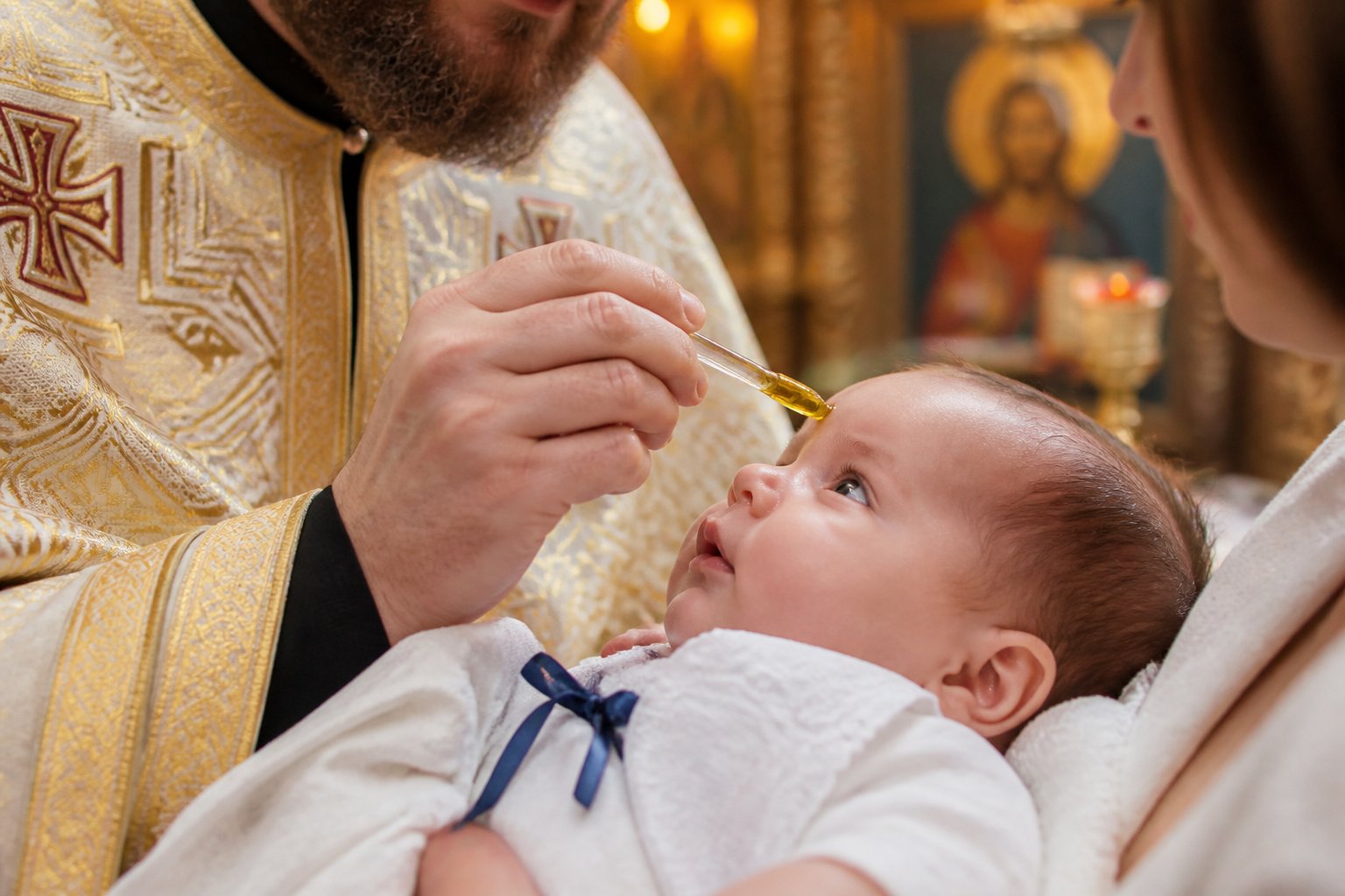 Preot ungând un bebeluș cu mir în timpul botezului, simbolizând darul Duhului Sfânt.