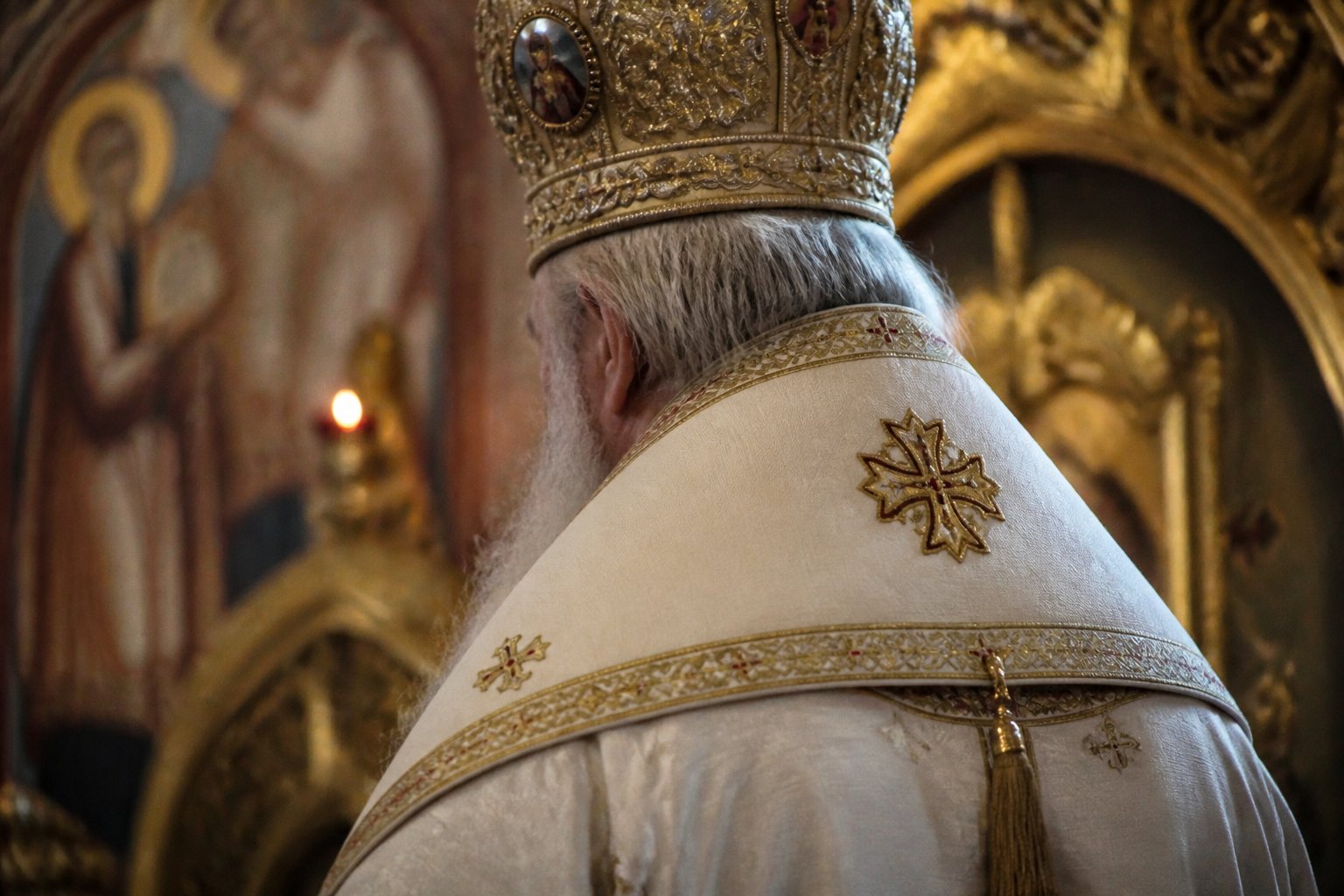 Omoforul alb, brodat cu cruci, pe umerii unui episcop ortodox, simbolizând oaia pierdută.