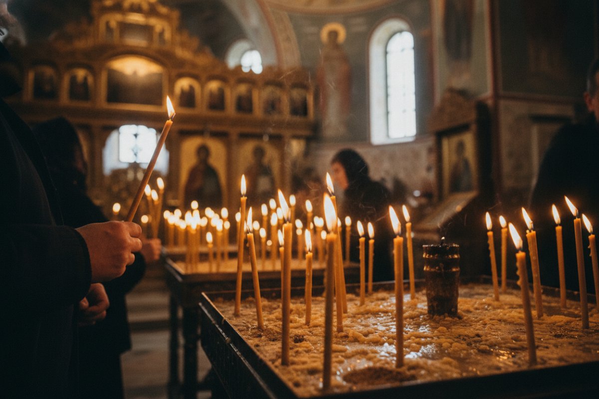 La slujba de înmormântare ortodoxă, lumânările aprinse simbolizează faptul că cel…