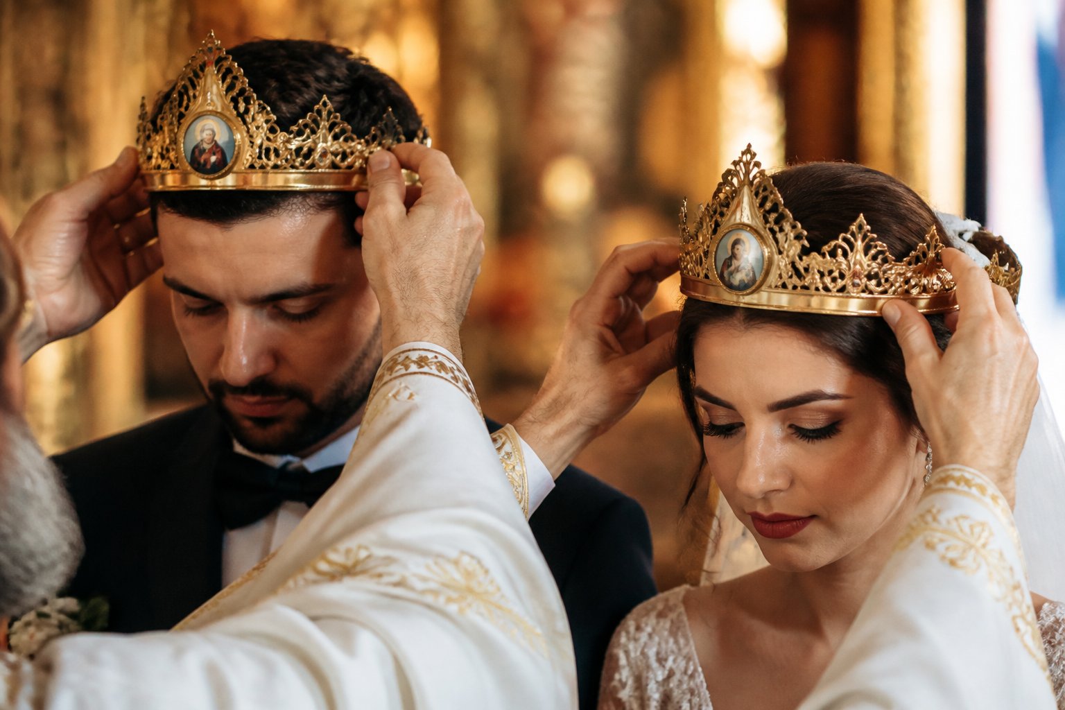 Mirii poartă cununi pe cap în timpul slujbei de cununie ortodoxă.